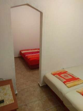 Гостевой дом Guest House Ramovic Бар Семейный номер с ванной комнатой-9