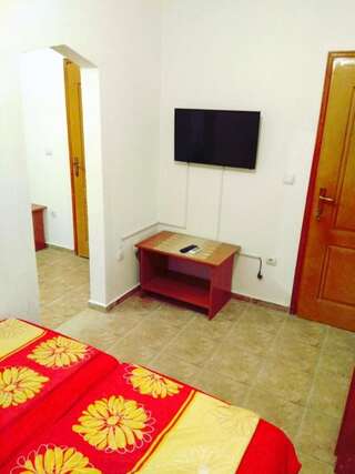 Гостевой дом Guest House Ramovic Бар Семейный номер с ванной комнатой-22