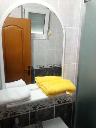 Гостевой дом Guest House Ramovic Бар Двухместный номер с 2 отдельными кроватями-8